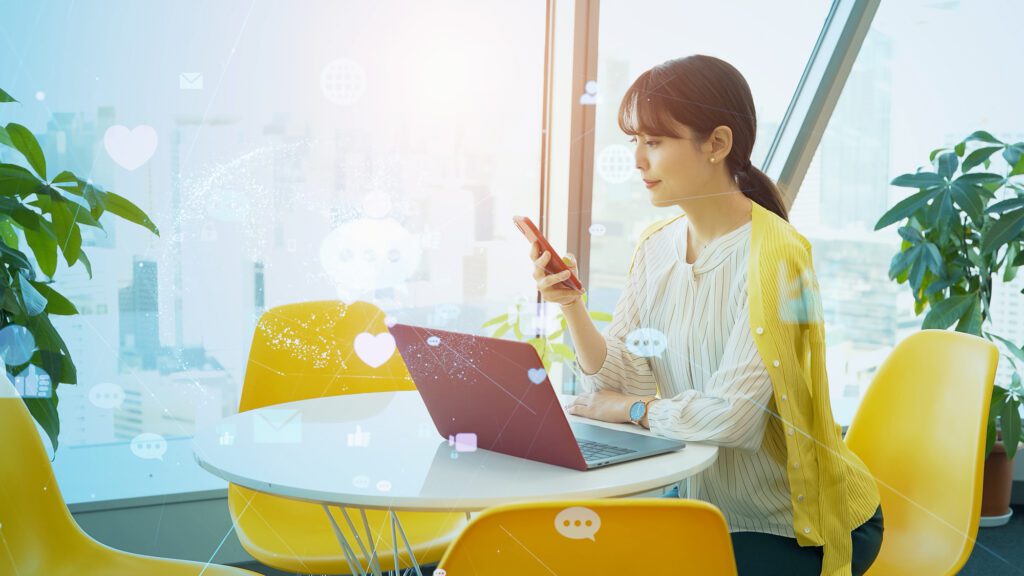 ネットワークを使って検索する女性