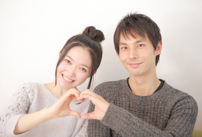 キスをする準備ができた頃の結婚相談所で出会ったカップル