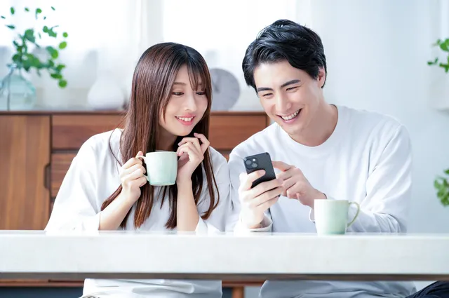 スマホを見る夫婦