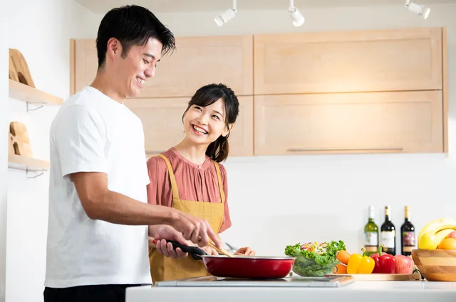 キッチンで料理する夫婦