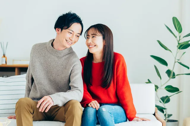 リビングで微笑み合う夫婦