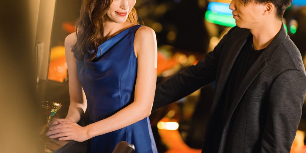 Barで出会う男女