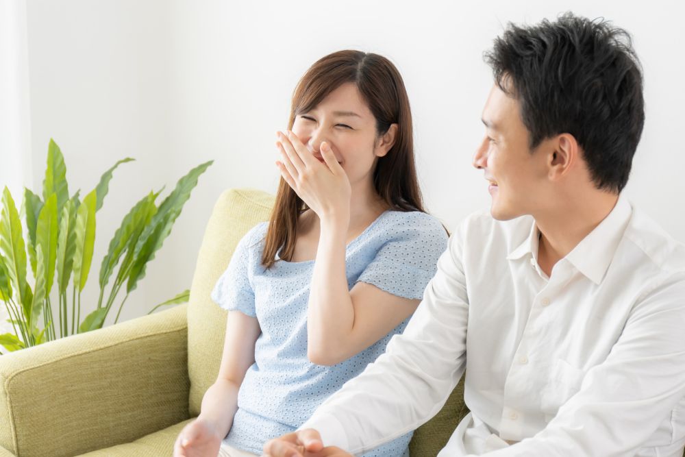 女性が自分の話を聞いて笑ってくれていることを喜ぶ男性