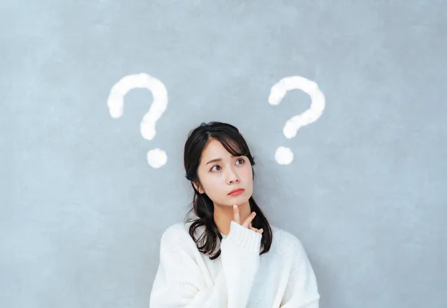 考える女性
