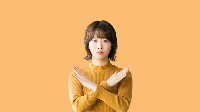 バツを作る女性