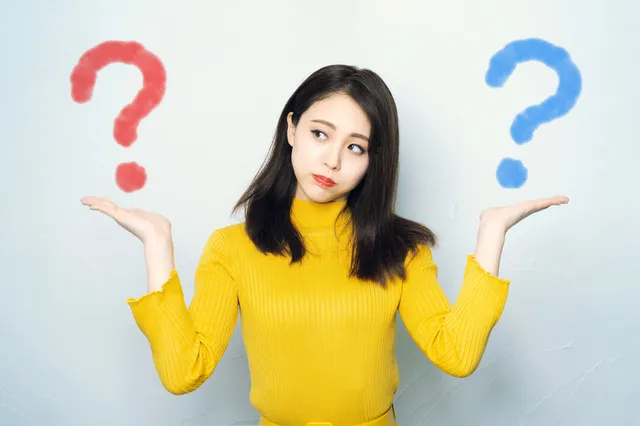 2つの選択で悩む女性