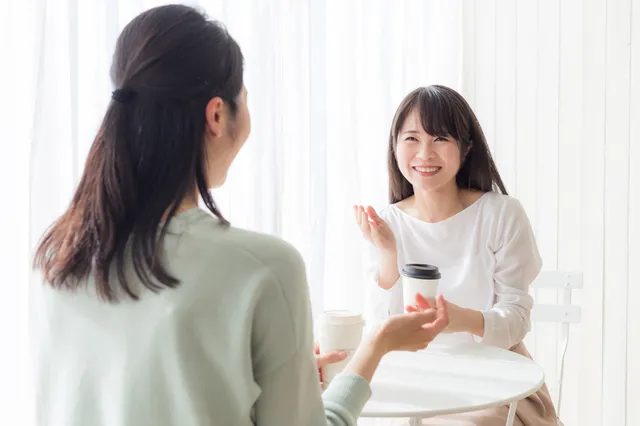 噂話を伝えてもらう女性