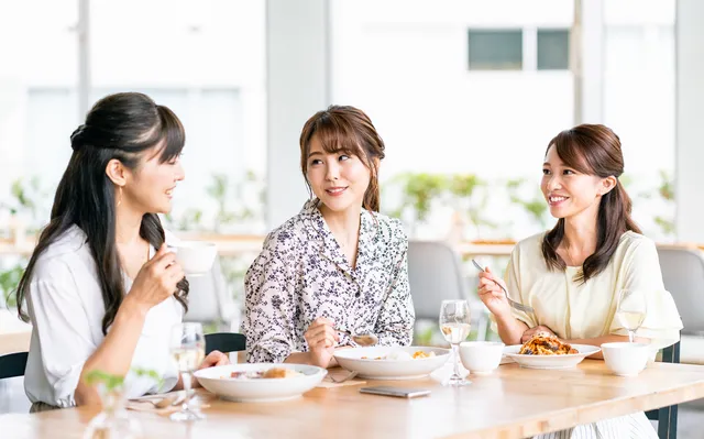 談笑する女性たち