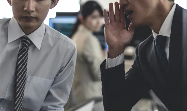 悪い噂を広める男性