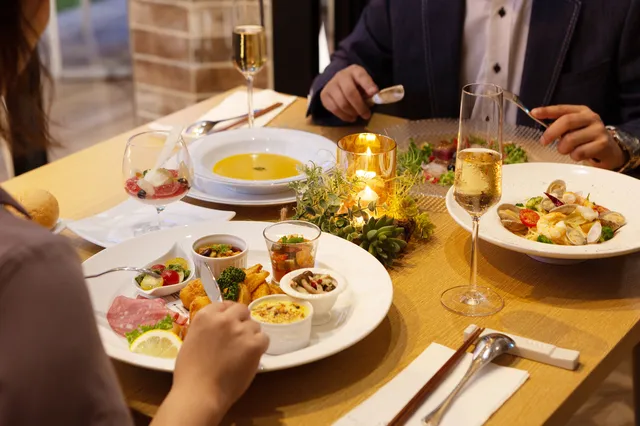 食事デートする男女