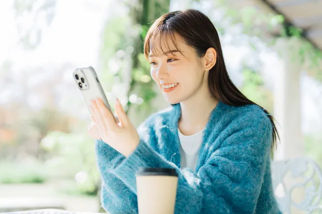 スマホを見る女性