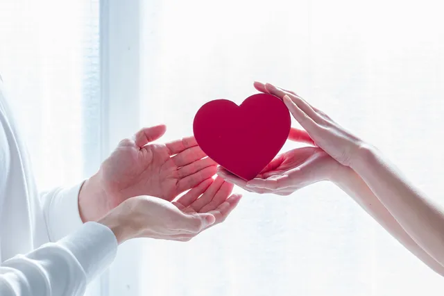 ハートを渡す男女