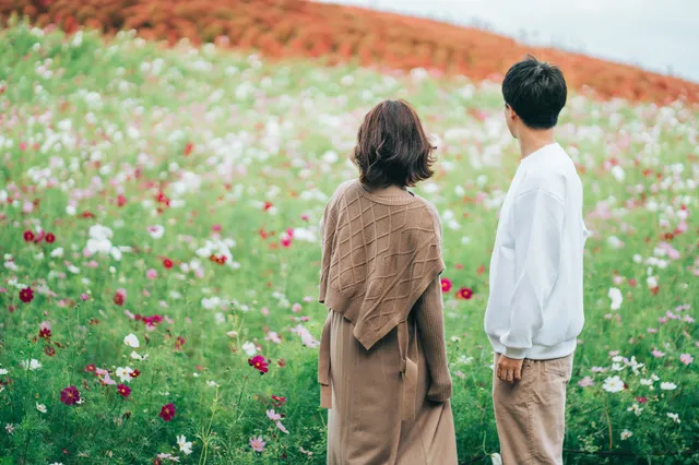 お花畑とカップル