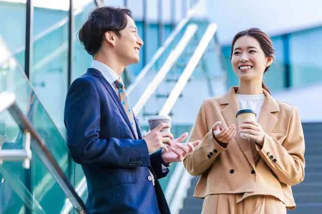 仕事の休憩中に会話する男女