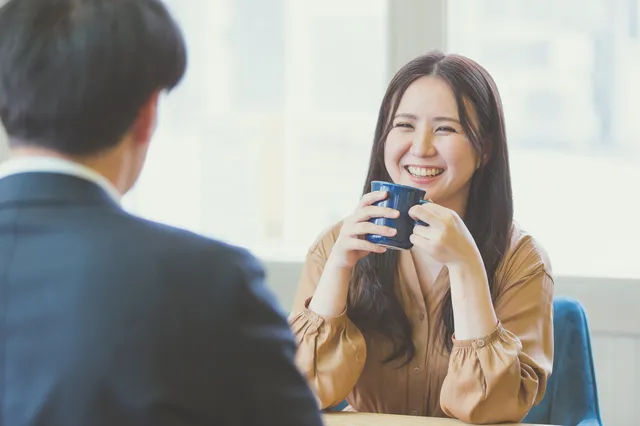 カフェで向かい合って会話する男女
