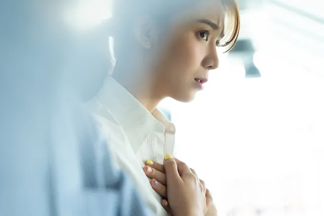 他人を信じられない女性
