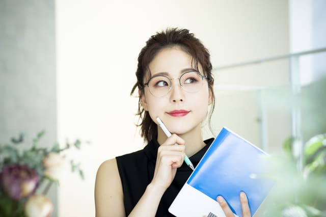 考えを整理する女性