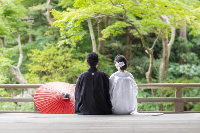 和装の新郎新婦