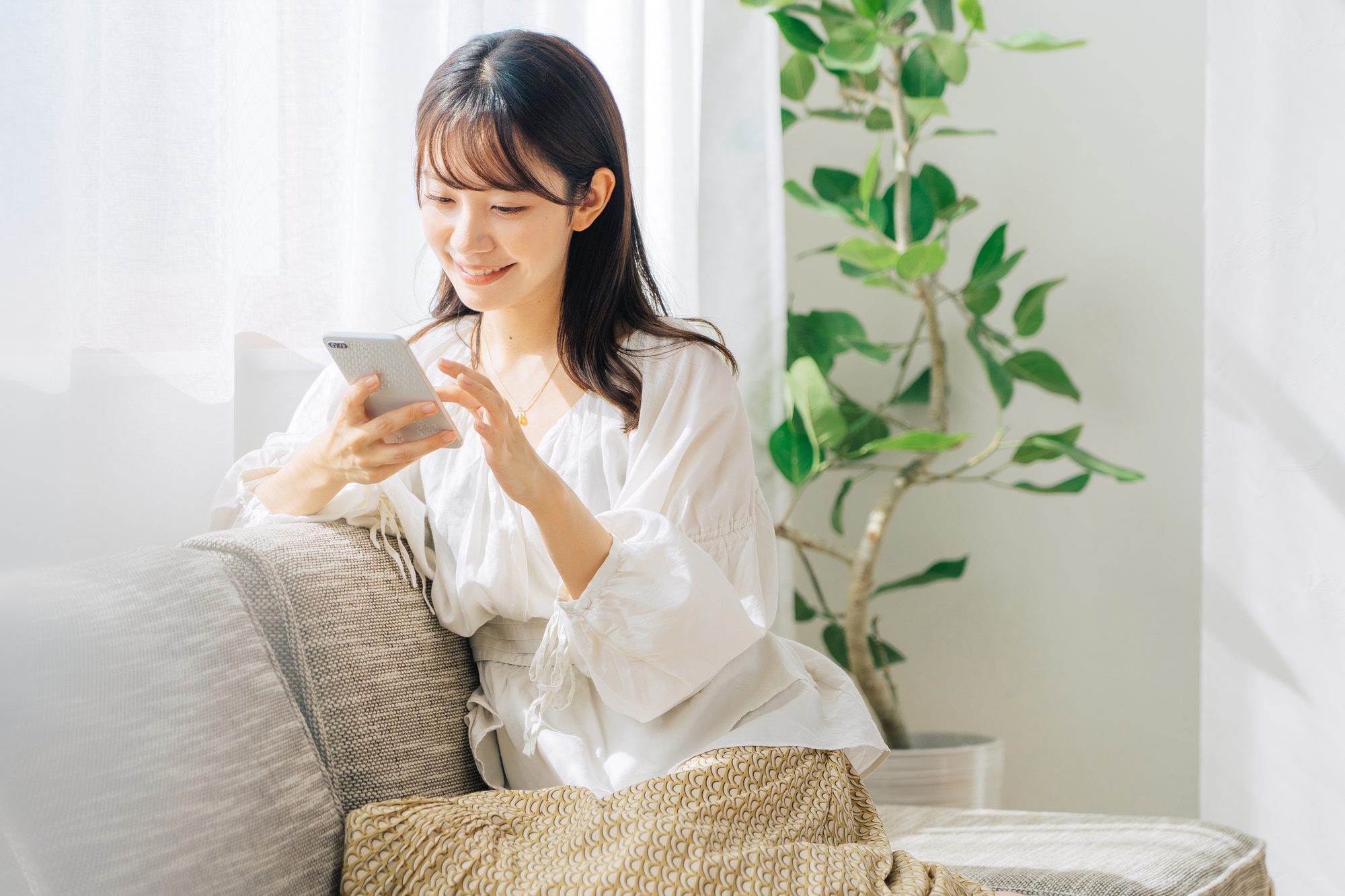 スマホを見る女性