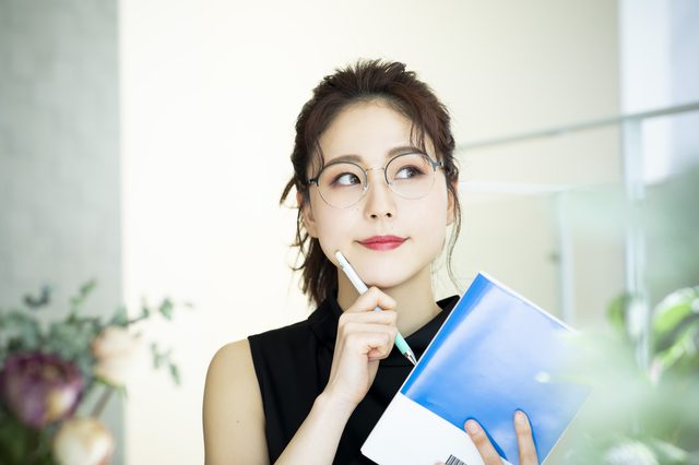考える女性