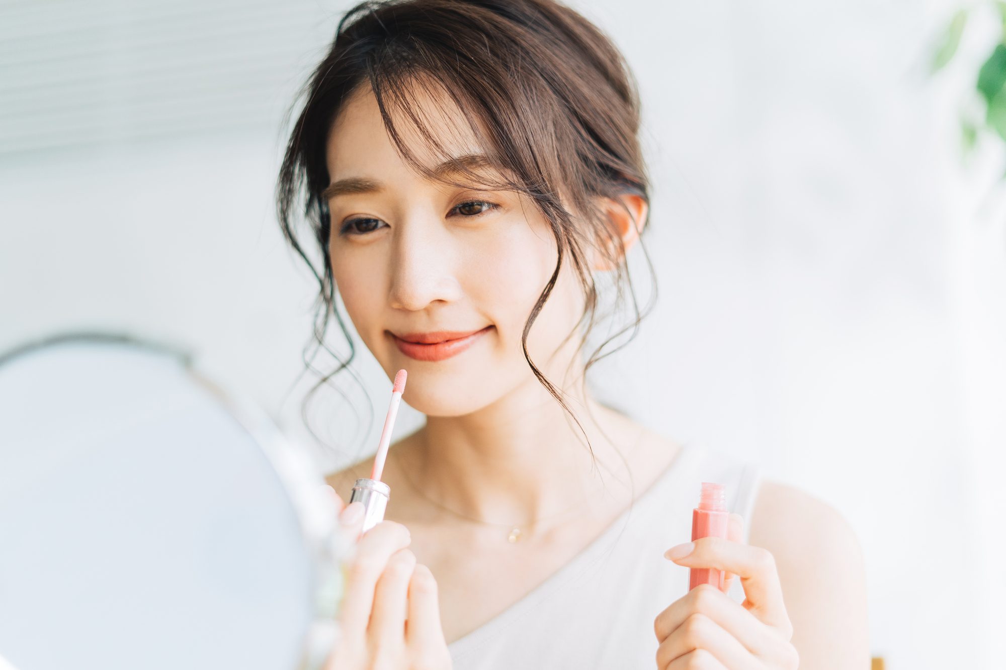 メイク中の女性