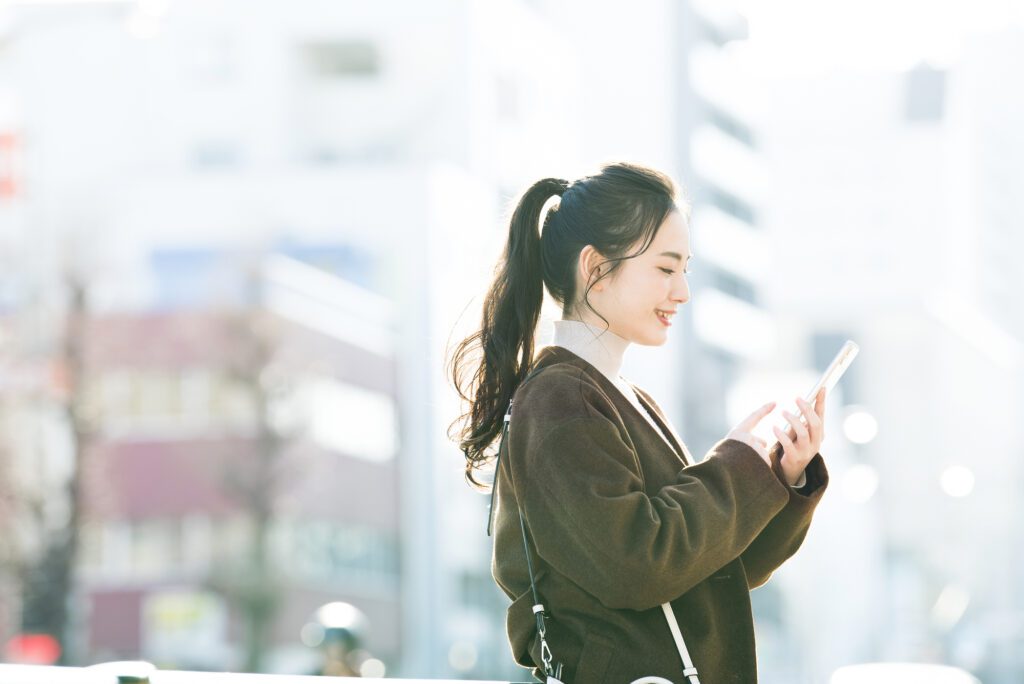スマホを操作する女性