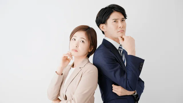 考える男女