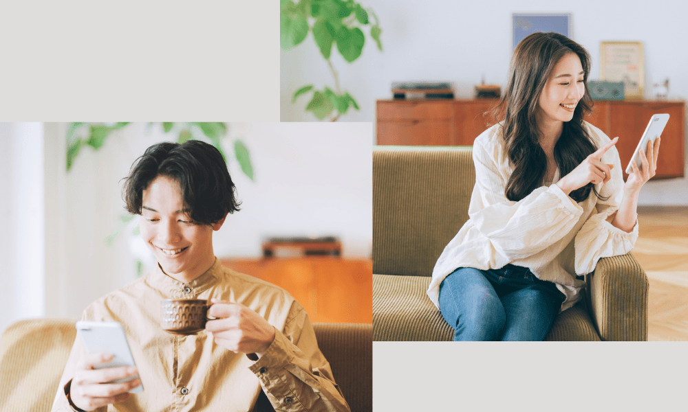 スマホでメッセージを送りあう男女