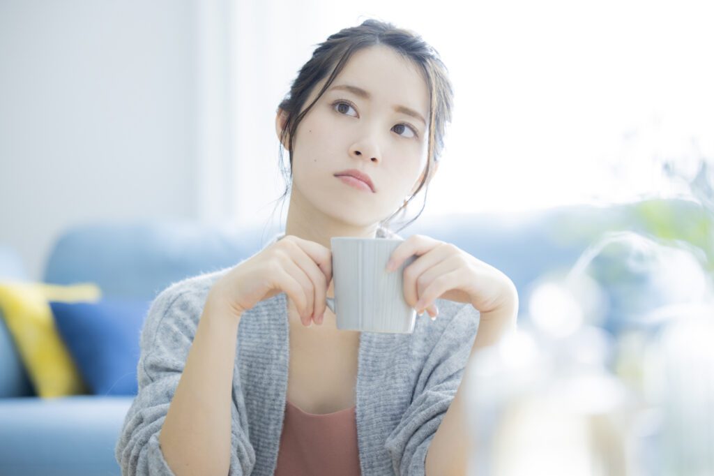 考え事をする女性