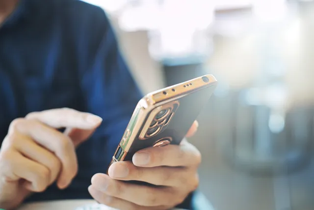 男性がスマホを操作する手元
