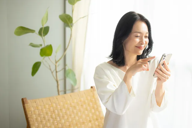 スマホを操作するミドルシニア女性