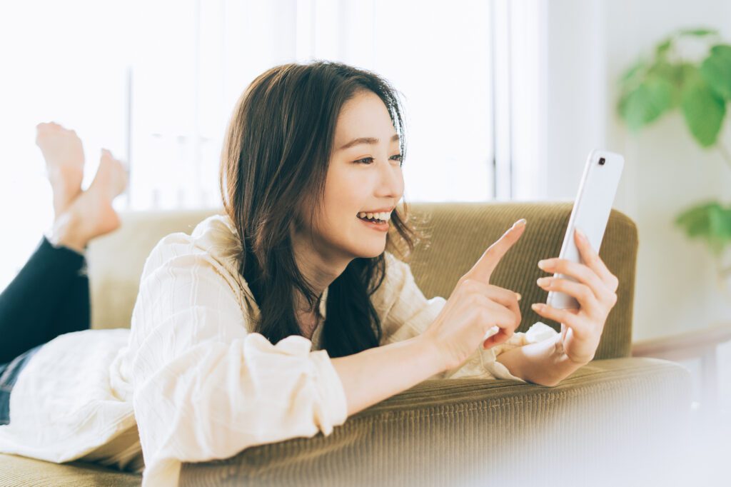 スマホを操作する女性