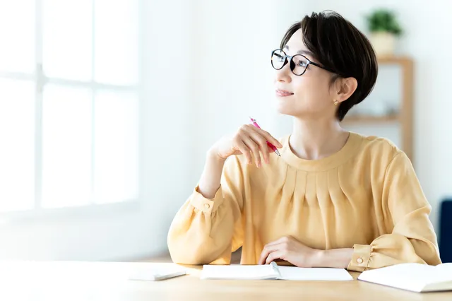 書き物をする女性