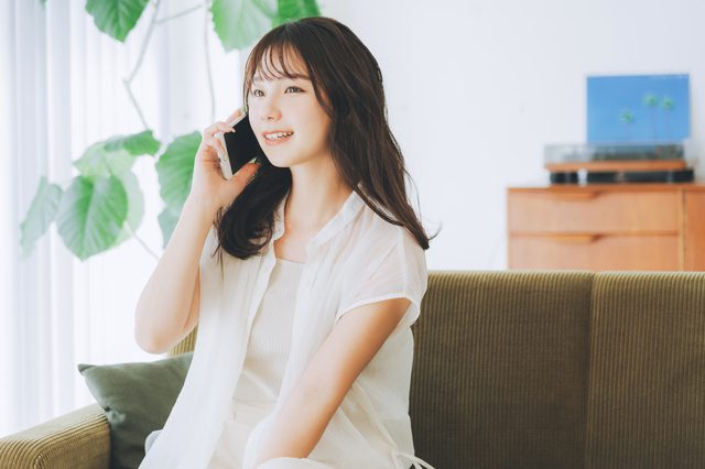 電話する女性