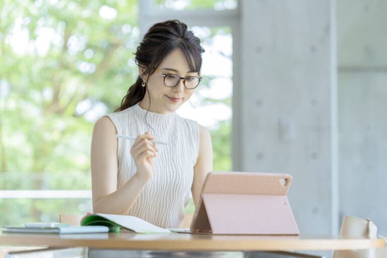 書類を準備する女性