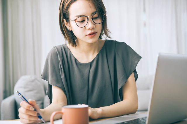 仕事をする女性