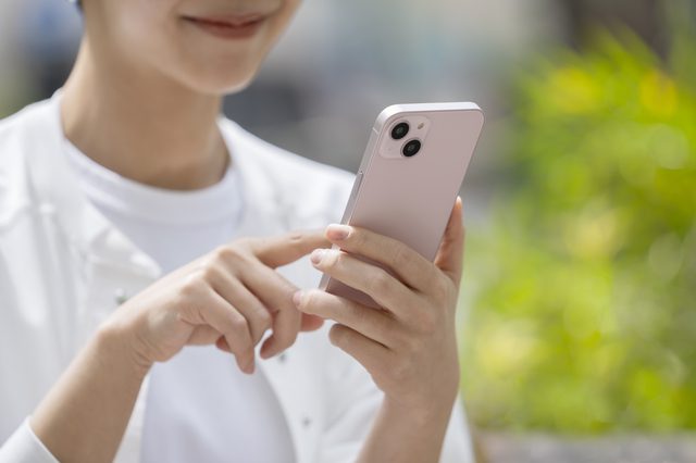スマホを操作する女性