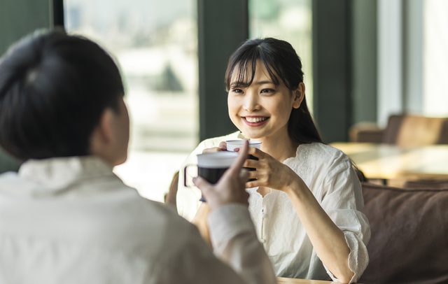 カフェで会話する男女
