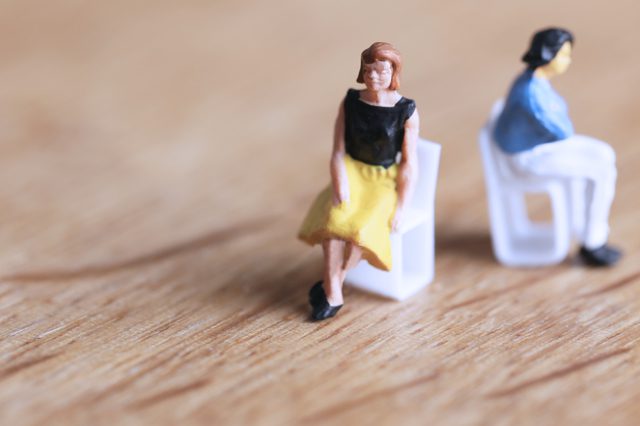 背を向け合う男女