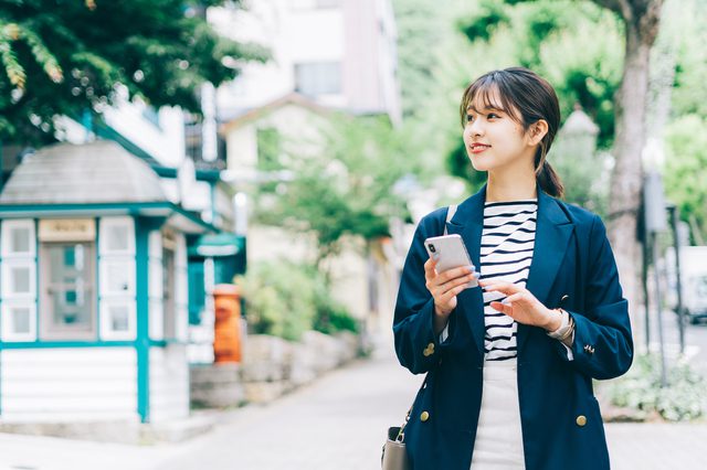 スマホを持って出歩く女性