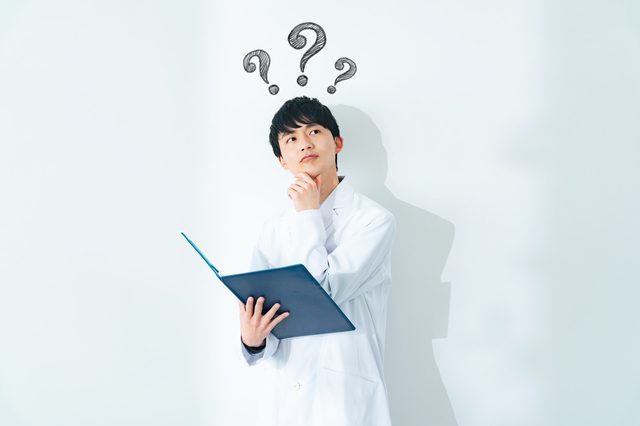 悩む男性