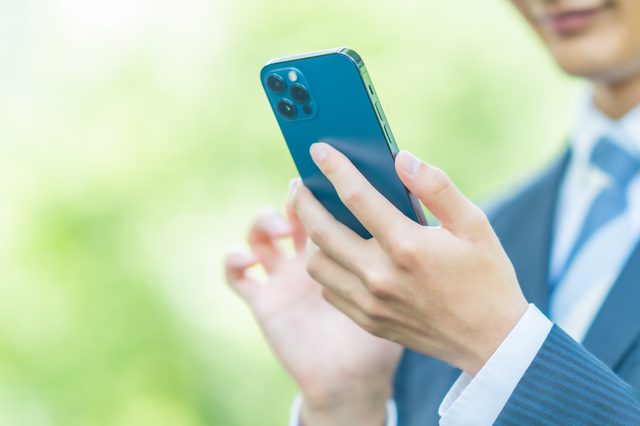スマホを操作する男性 