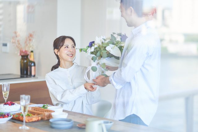 花束を贈る男性 