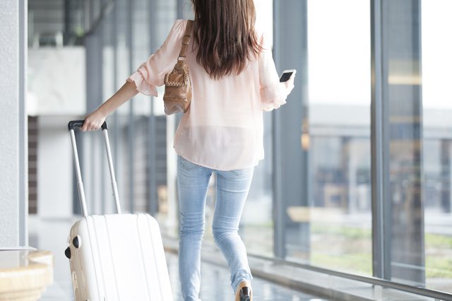 空港にいる女性