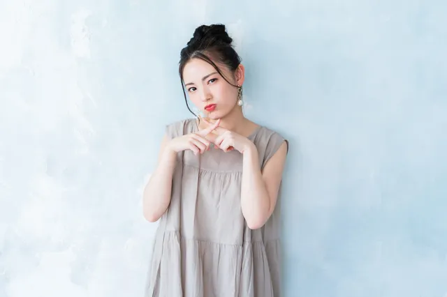 断る女性