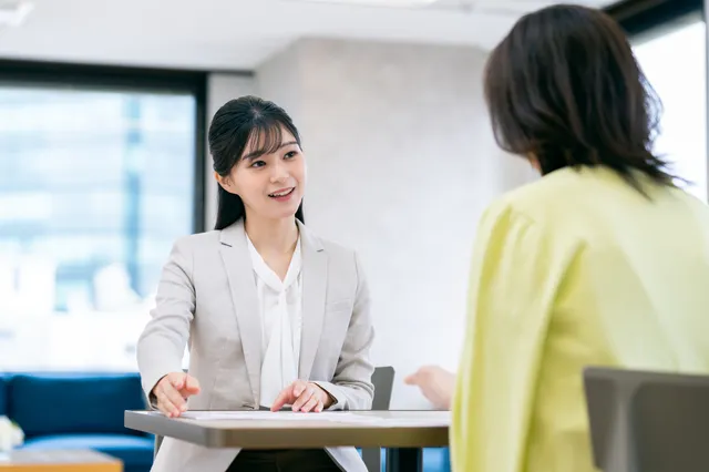 カウンセラーに相談する女性