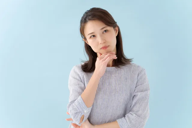 悩む女性