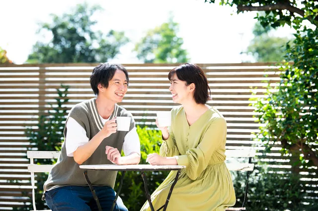カフェデートする男女 