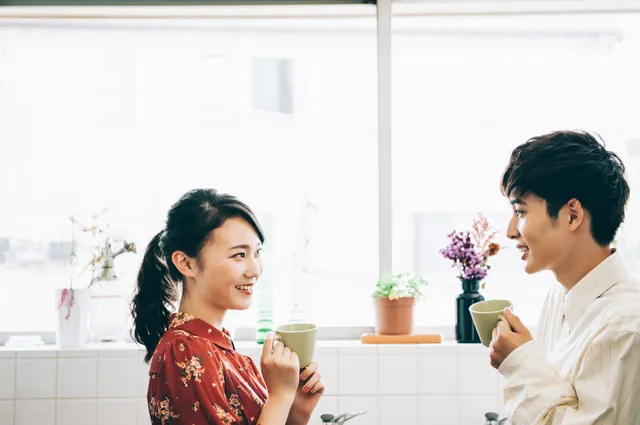 会話する男女