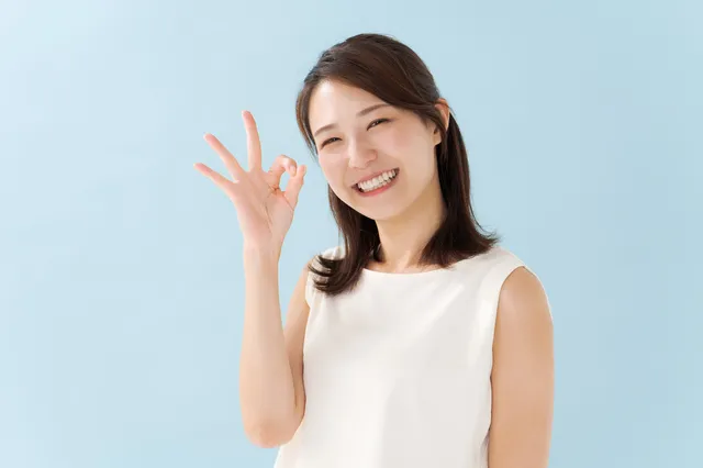 笑顔でOKサインを出す女性